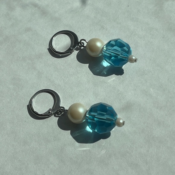 Sky blue  glass bead & glass pearl huggie silver hoop earrings - Picture 3 of 5